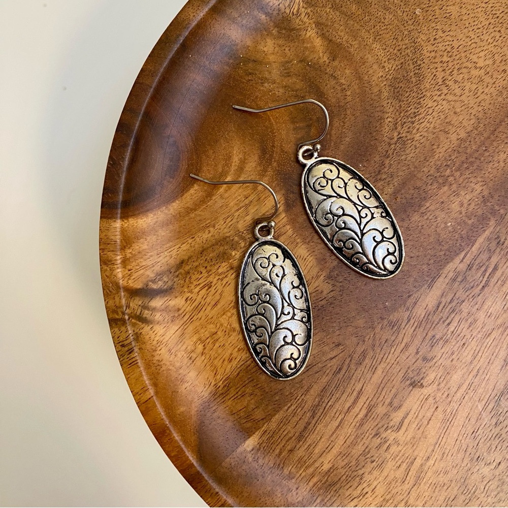4/$15 Vintage Retro Silver Engraved Flower Vine Oval Drop Earrings